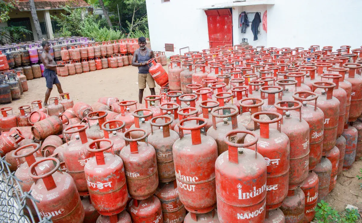 v8g955f8_lpg-gas-cylinder_625x300_12_March_26_11zon.webp.webp